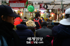 [기획] 정유년 첫날, 전통시장 상인들 열심히 살아야죠, 별 수 있나요