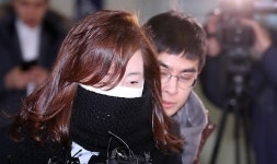 가린엔터(GARIN.ent) | 얼굴 가린 박채윤 대표… 기자들 질문엔 '묵묵부답'