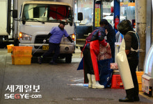축산물시장의 상인 깊은 한숨