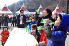 봄기운에 전북 곳곳서 고로쇠 축제 나도 맛보러 갈까나