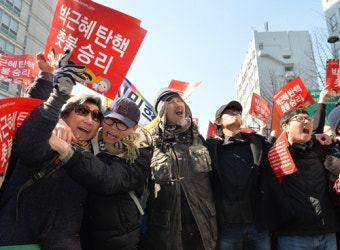 [포토] '박근혜 탄핵' 얼싸안은 시민들