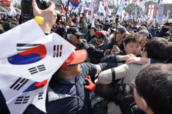 [밀착취재] ‘탄핵 반대’ 시위대, 무차별 기자 폭행
