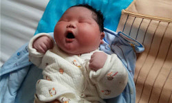 中 몸무게 6.7kg 초우량아…엄마가 비대하니 아이도…