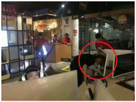 [세상에 중국] 팀원 실수로 게임에서 지자…머리로 모니터 구멍 낸 남성