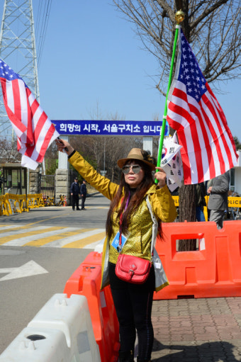 서울 구치소 앞 충돌 사건, 폭력 행위로 공간 혼란 초래