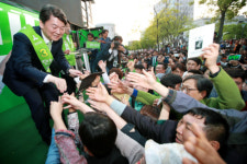 선거운동 중반전… 文·安 동선 보니