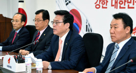 한국당 “文정부는 쇼통·불통·먹통·호통”