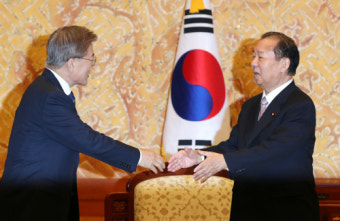 [동영상] 일본 총리 특사단 접견하는 문재인 대통령