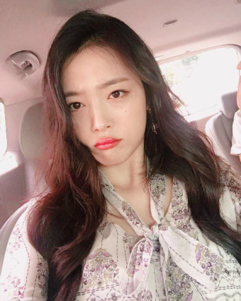 설리, '리얼'노출신 불법 유출 때문에 화났나?...입술 내밀고 뾰로통 셀카