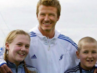 ‘토트넘’ 해리케인, 초등학교부터 알고 지낸 여친에게 무릎 꿇고 프러포즈