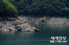 바짝 마른 소양강댐 바위