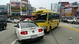 어린이집 버스 인도 덮치고 차량 3대 연속 쾅…2명 사망·9명 부상