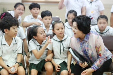 김정숙 여사, 보고 싶어요 편지 보낸 군산 초등학교 깜짝 방문