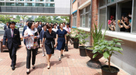 ‘손편지에 화답’ 어린이들 만난 김정숙 여사