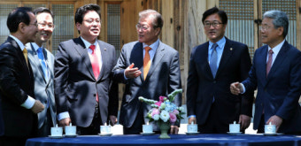 文 대통령, 다음주 초 여야 5당 대표 회동 추진