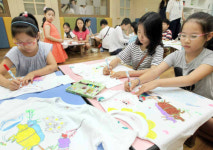 [포토]“풍속화를 그려 넣은 나만의 티셔츠 만들기” 체험