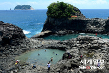 [사진in세상]쪽빛 바다+푸른 하늘+기암 절경이 빚어낸 제주 황우지 해안