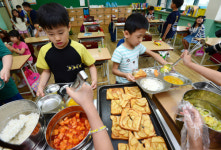 [포토] 살충제 달걀 파동… 달걀 빠진 급식 메뉴