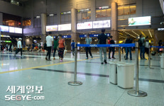 용산역사 내에 빗물 뚝뚝