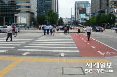 [사진in세상] 땡볕 광화문 사거리에 그늘막 설치하려면 정부와 협의해야 한다고?