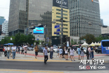 [사진in세상] 땡볕 광화문 사거리에 그늘막 설치하려면 정부와 협의해야 한다고?