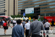 [사진in세상] 땡볕 광화문 사거리에 그늘막 설치하려면 정부와 협의해야 한다고?
