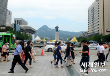[사진in세상] 땡볕 광화문 사거리에 그늘막 설치하려면 정부와 협의해야 한다고?