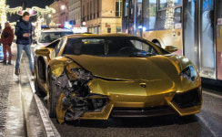 유럽식 평행주차…범퍼 좀 부딪히면 어때서~