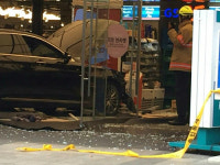 지하주차장서 올라오던 車, 강남역 부근 상가 덮쳐 6명 부상
