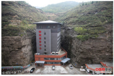 [세상에 중국] 대낮에도 캄캄…절벽 사이 우뚝 선 8층 호텔