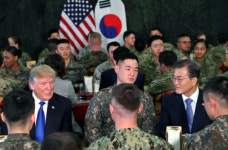 깜짝 이벤트로 시작…文대통령 파격 의전