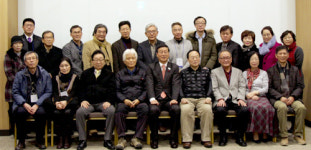 “시 번역은 설명이 아닌 원작의 느낌 살려야”