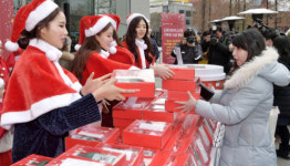 선물 나눠주는 ‘산타 바리스타’