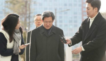 '세월호 조사 방해' 의혹, 윤학배 前 해수부 차관 15시간 檢 조사