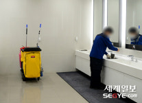 [김기자의 현장+] 남자 화장실에 여성이 왜?…외국인 관광객은 멀뚱멀뚱
