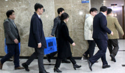 檢, 이틀째 안희정 압수수색…도지사 집무실 추가 압수수색
