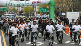 서울 종로1∼6가 교차로에 자전거 전용차로(암적색) 개통 …위반 때 과태료 최대 6만원