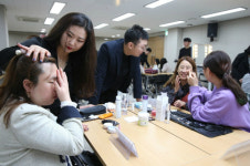 아모레퍼시픽, 장애인의 날 맞아 메이크업 아티스트가 간다 진행