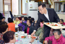 농협안심축산, 가정의 달 경로당 찾아‘孝잔치’열어