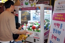 ‘인형뽑고 공약도 바로 알고…’ 전북선관위 ‘공약인형뽑기’ 큰 호응