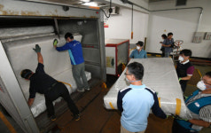 ‘라돈 침대’ 수거하는 우체국 직원들