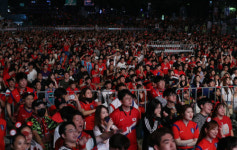 경기장 나올 때 후회 없기를…축구팬들 하나둘씩 광장으로