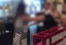 내 피부 책임져 봐봐, 죽여버린다 XXX아…40대女,죽전 신세계서 갑질 행패 (영상)