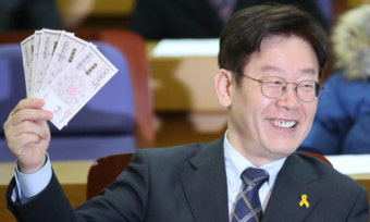 [뉴스+] 이번엔 '조폭연루설'…최대의 정치적 위기 맞은 이재명