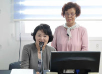 김정숙 여사 주민 여러분, 봉산3리 방송실입니다 마을 방송 마이크 잡아