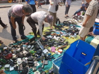 고르는 재미, 싼 가격까지…그들은 동묘에서 행복을 산다