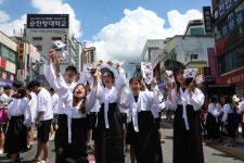 광복절 의미 되새기며 물총싸움 등 축제장 된 천안역 광장
