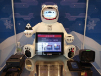 편의점에 로봇 직원이 나타났다…세븐일레븐, AI 로봇 브니 공개