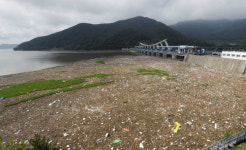 폭우에… 쓰레기로 뒤덮인 팔당댐