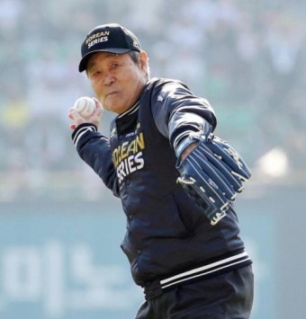 한국시리즈 1차전 시구자 어우홍은 누구?…'1982년 세계야구선수권 대회 국대 감독'